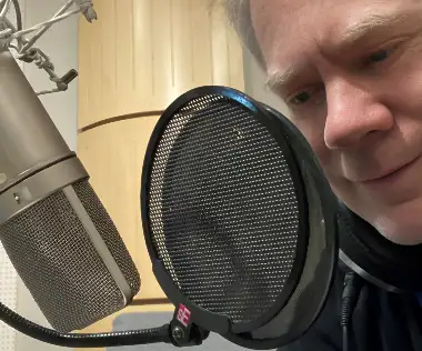 Steve Crilley mit Mikrofon
